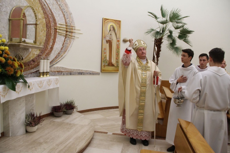 Poświęcenie witraży i kaplicy wieczystej adoracji w Tarnowie-Mościcach