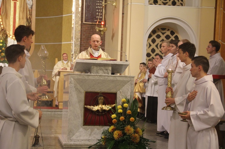 Poświęcenie witraży i kaplicy wieczystej adoracji w Tarnowie-Mościcach