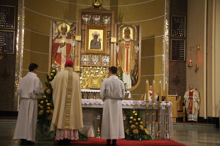 Poświęcenie witraży i kaplicy wieczystej adoracji w Tarnowie-Mościcach