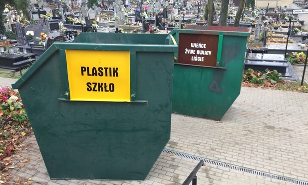 Parafia Niepokalanego Poczęcia NMP w Rawie Mazowieckiej zachęca wiernych do segregowania śmieci na cmentarzu.