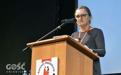 Anna Rambiert-Kwaśniewska  w czasie wykładu w Świdnicy.