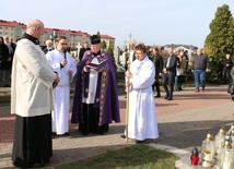 Na cmentarzach będziemy modlić się za zmarłych.