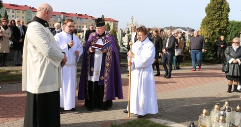 Na cmentarzach będziemy modlić się za zmarłych.