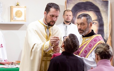 Ks. Dmitrij Gryszan, proboszcz parafii greckokatolickiej w Witebsku, udziela Komunii św.