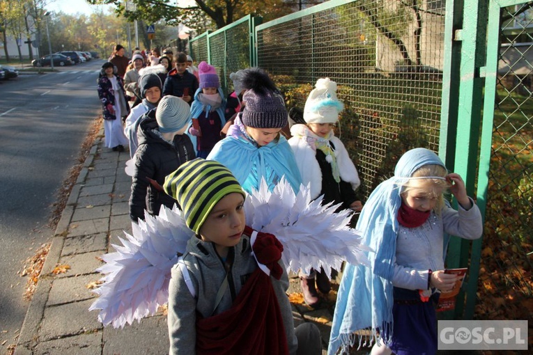 Korowód Wszystkich Świętych uczniów zielonogórskiego Katolika