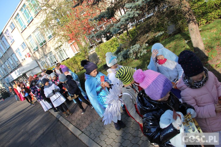 Korowód Wszystkich Świętych uczniów zielonogórskiego Katolika