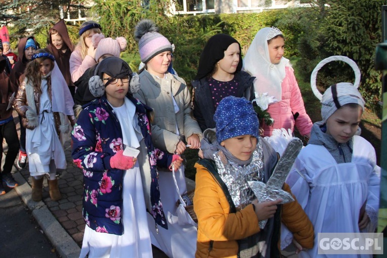 Korowód Wszystkich Świętych uczniów zielonogórskiego Katolika