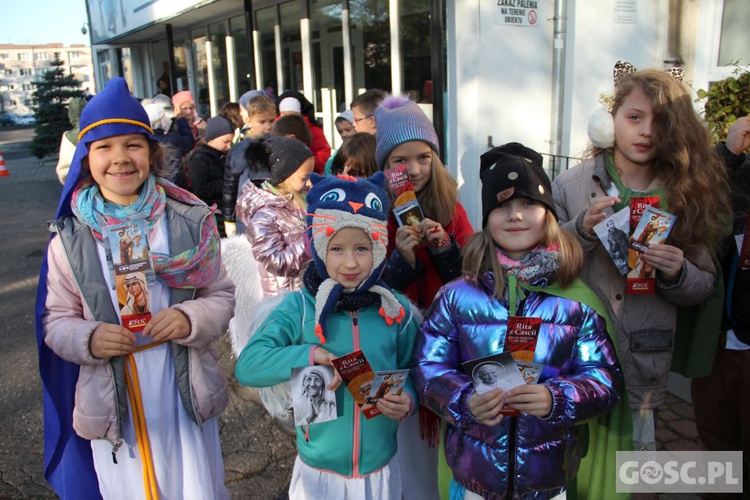 Korowód Wszystkich Świętych uczniów zielonogórskiego Katolika