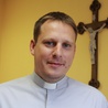 Do wspólnej modlitwy w intencji kapłanów zaprasza ks. Piotr Brzozowski.
