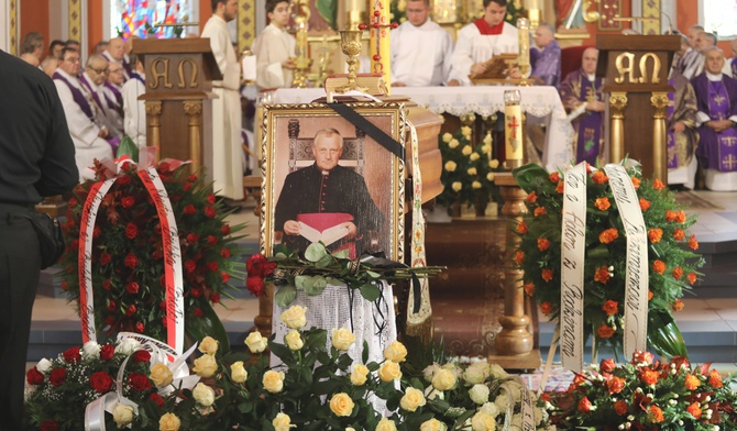Tłumy parafian i gości żegnały zmarłego kapłana.