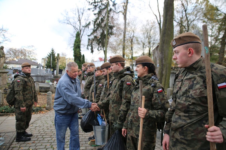 Terytorialsi pamiętali o żołnierskich mogiłach