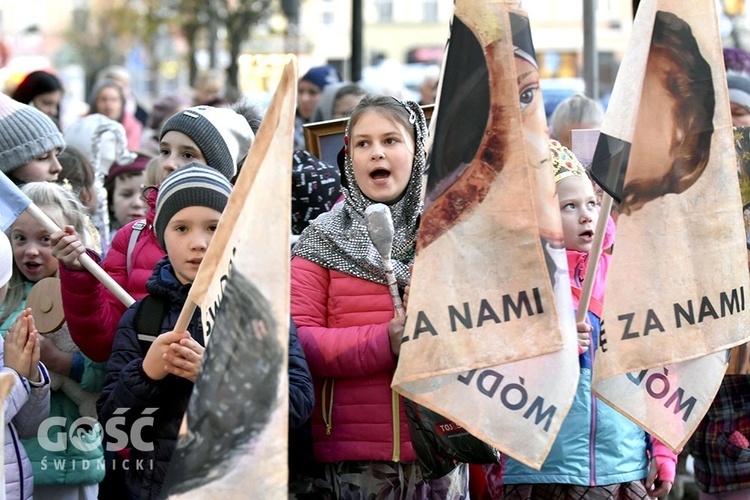 Mali święci przeszli ulicami Dzierżoniowa przypominając ludziom, że Bóg ich kocha.