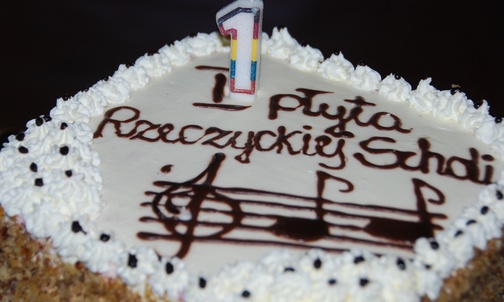 Z okazji promocji rodzice przygotowali okolicznościowy tort.