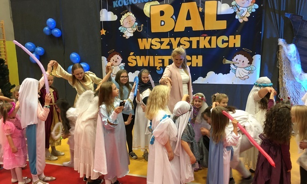 Kobiór wypełnił się świętymi
