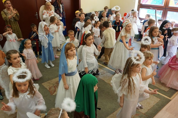 Bal świętych w przedszkolu sióstr prezentek