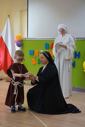 Bal świętych w przedszkolu sióstr prezentek