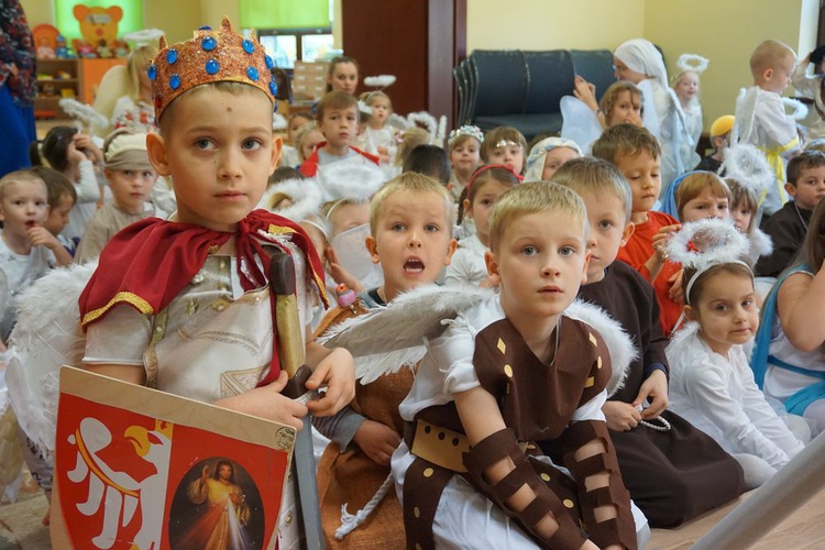 Bal świętych w przedszkolu sióstr prezentek