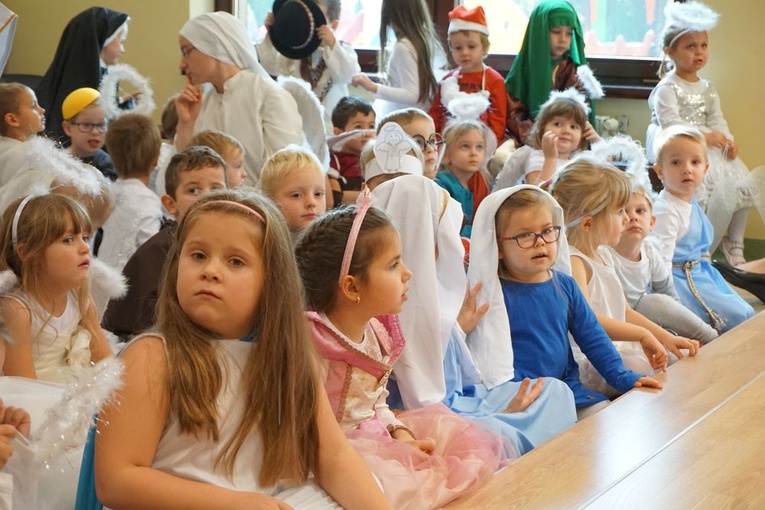 Bal świętych w przedszkolu sióstr prezentek
