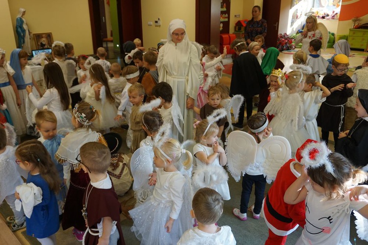 Bal świętych w przedszkolu sióstr prezentek