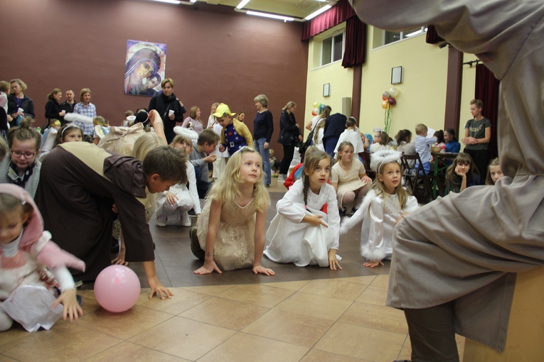 Zamiast za upiory, przebierają się za świętych