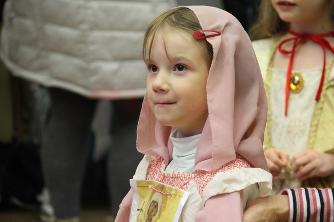 Zamiast za upiory, przebierają się za świętych