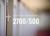 2700 świeckich otoczyło ponad 500 księży