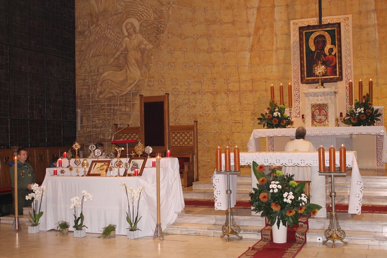 Sochaczewscy wierni adorowali Najświętszy Sakrament i wzywali wstawiennictwa świętych.