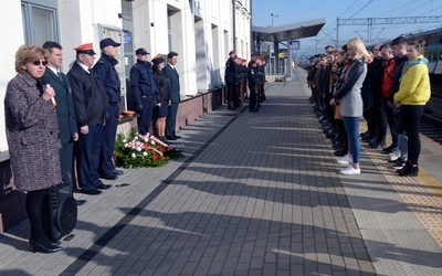 Katarzyna Kołodziejska (z lewej) ma nadzieję, że te obchody wpiszą się na stałe w kalendarz szkoły.