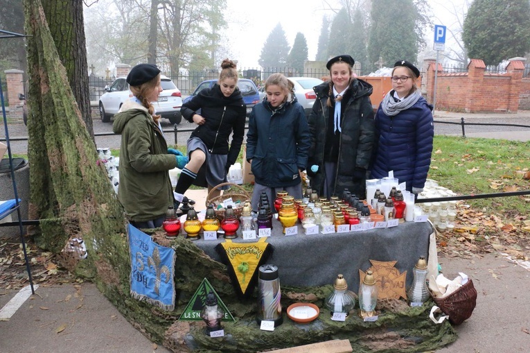 W dniu Wszystkich Świętych na Cmentarzu Salwatorskim w Krakowie