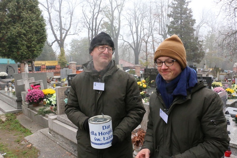 W dniu Wszystkich Świętych na Cmentarzu Salwatorskim w Krakowie
