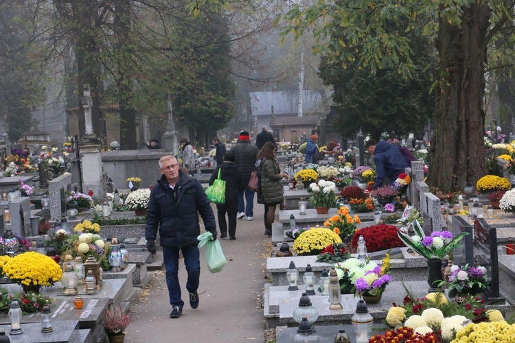 W dniu Wszystkich Świętych na Cmentarzu Salwatorskim w Krakowie