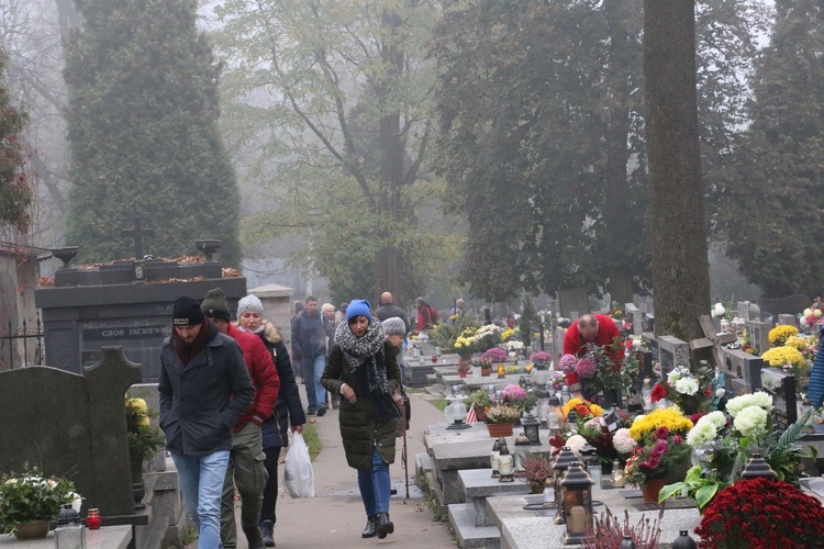 W dniu Wszystkich Świętych na Cmentarzu Salwatorskim w Krakowie