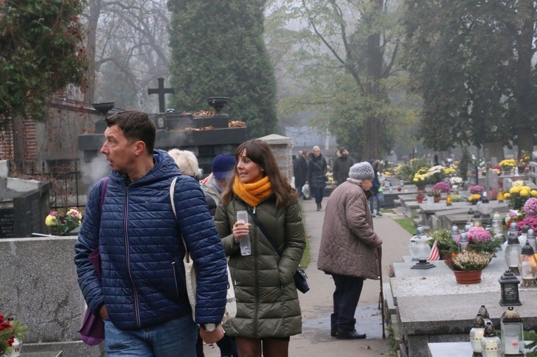 W dniu Wszystkich Świętych na Cmentarzu Salwatorskim w Krakowie