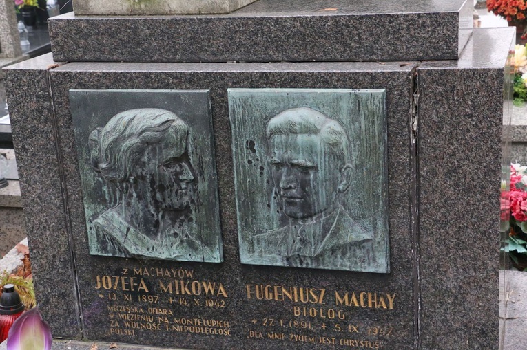 W dniu Wszystkich Świętych na Cmentarzu Salwatorskim w Krakowie