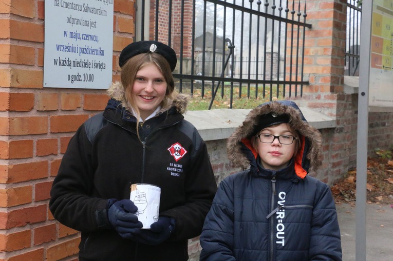 W dniu Wszystkich Świętych na Cmentarzu Salwatorskim w Krakowie