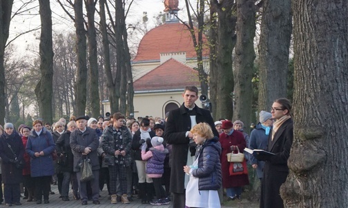 Bp Andrzej Iwanecki: Życie i śmierć spotykają się z świętością