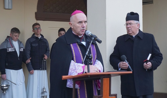 Bp Andrzej Iwanecki: Życie i śmierć spotykają się z świętością