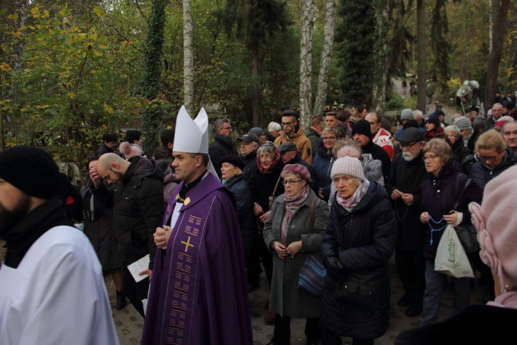 Dzień Wszystkich Świętych na gdańskim cmentarzu Srebrzysko