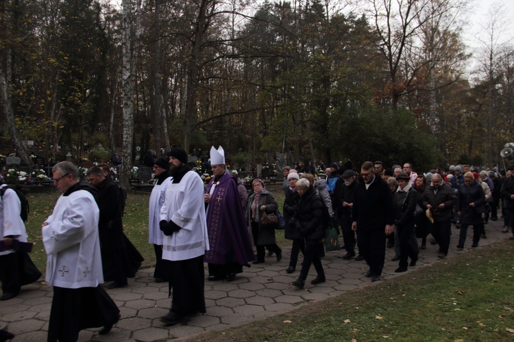 Dzień Wszystkich Świętych na gdańskim cmentarzu Srebrzysko