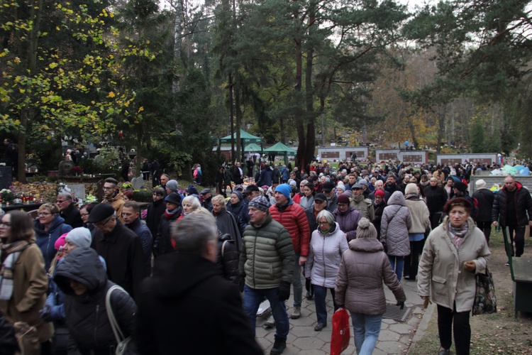 Dzień Wszystkich Świętych na gdańskim cmentarzu Srebrzysko