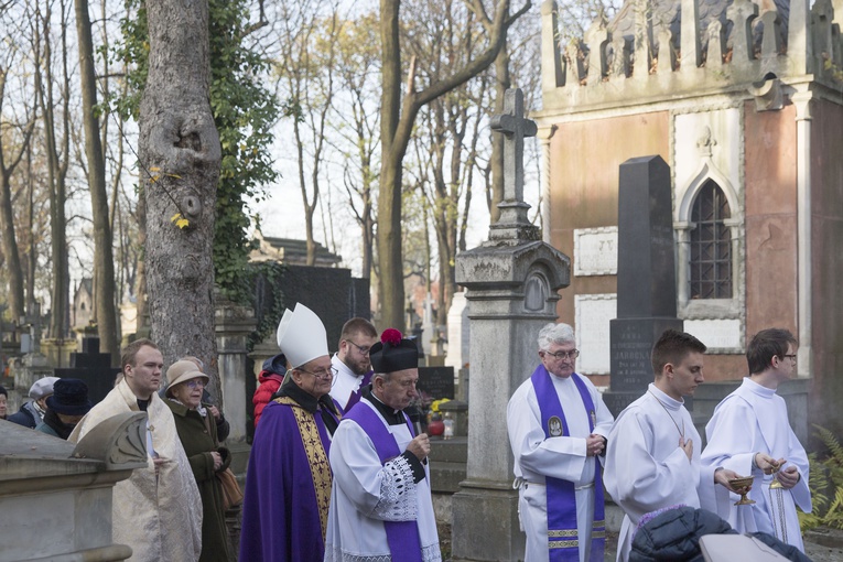 Procesja po Starych Powązkach