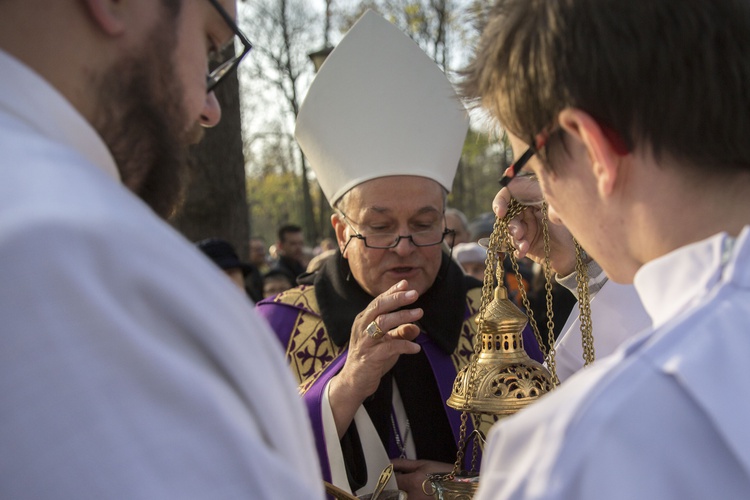 Procesja po Starych Powązkach