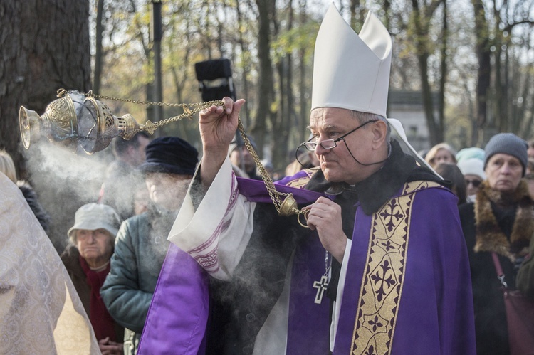 Procesja po Starych Powązkach