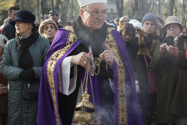 Procesja po Starych Powązkach