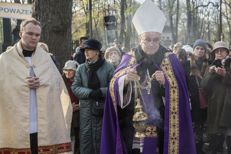 Procesja po Starych Powązkach