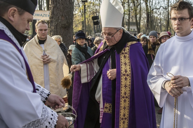 Procesja po Starych Powązkach