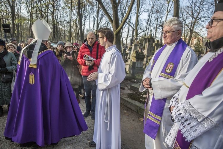 Procesja po Starych Powązkach