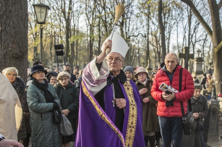 Procesja po Starych Powązkach