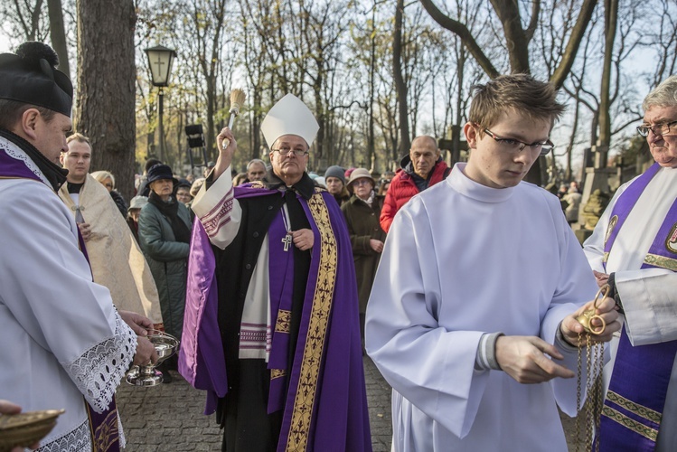 Procesja po Starych Powązkach