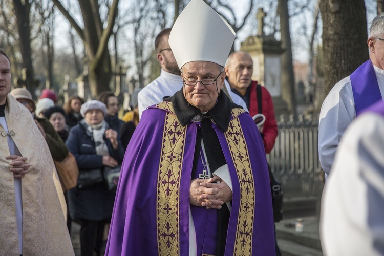 Procesja po Starych Powązkach